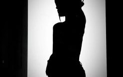 老镜头逆光拍摄技巧_逆光老镜头怎么拍才好看