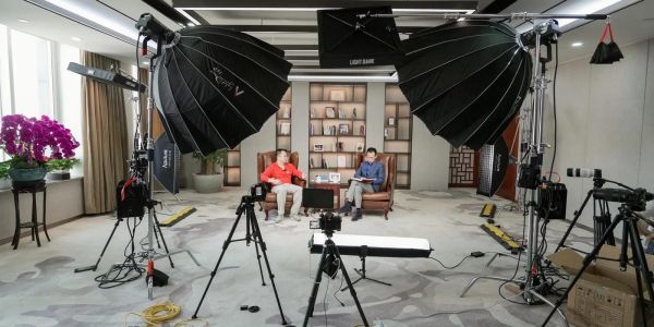 如何拍摄人物采访镜头_人物采访镜头怎么拍-第2张图片-星辰妙记