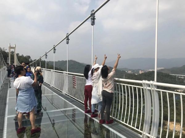 玻璃桥在哪里_玻璃桥安全吗-第3张图片-星辰妙记 玻璃桥在哪里_玻璃桥安全吗-第3张图片-星辰妙记